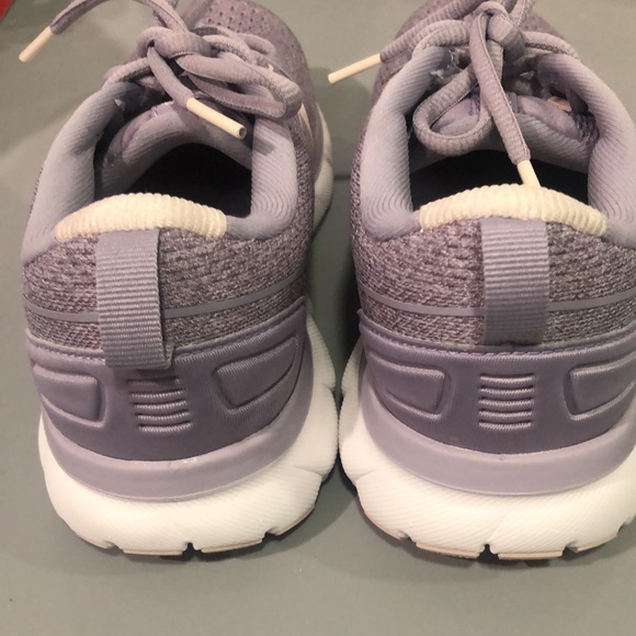 Light purple and white Brooks Transmit 3 size 6 - Picture 3 of 5